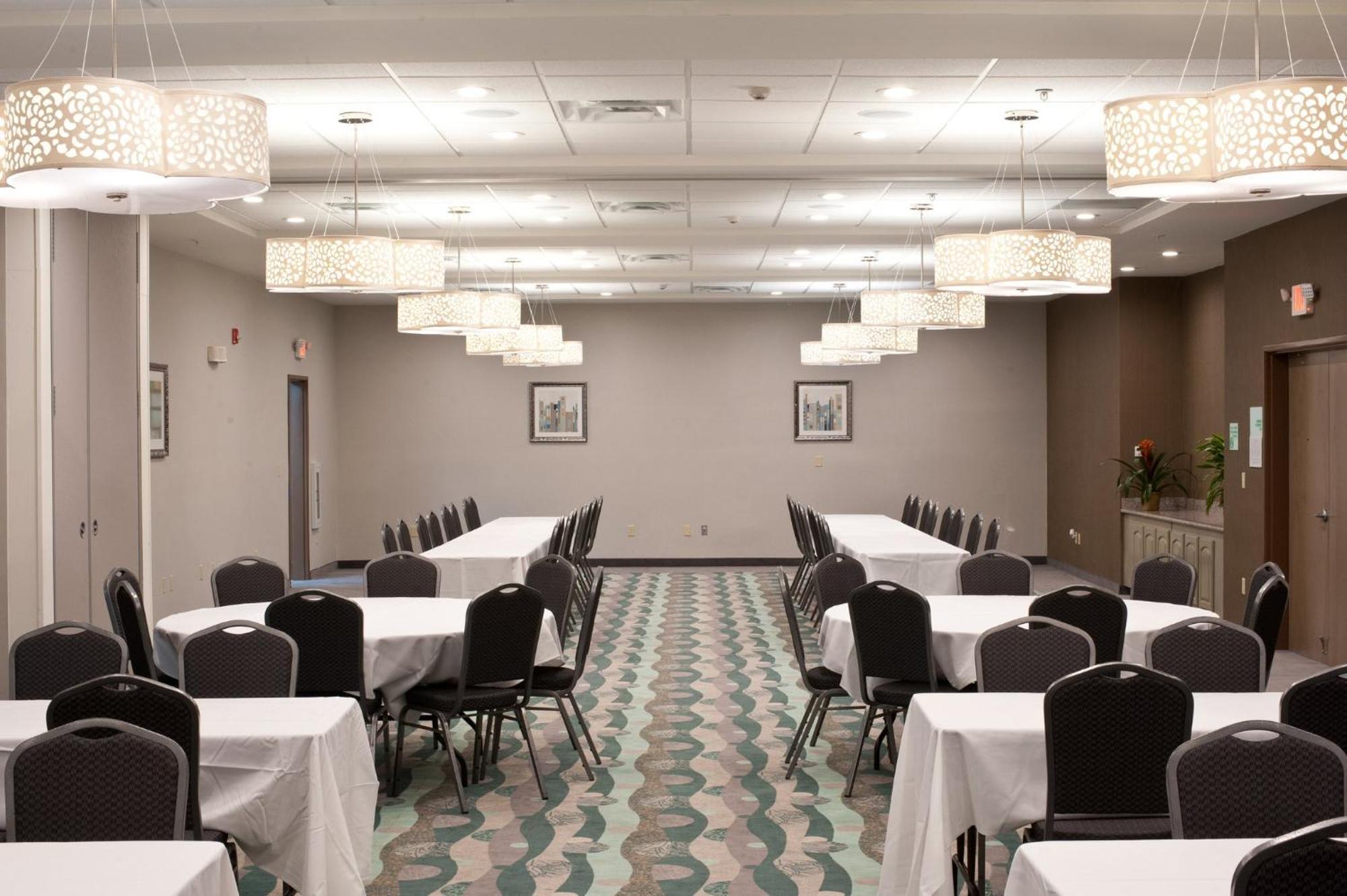 Holiday Inn Guin By Ihg Twin Экстерьер фото